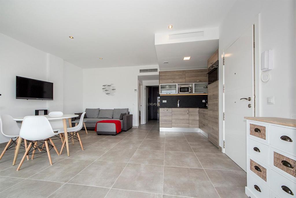 Apartamento Moderno Con Piscina Y Parking Cerca De La Playa *